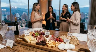 Tabla de quesos y embutidos servida para un evento corporativo