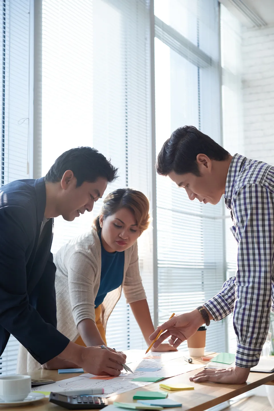 Equipo de trabajo conversando durante una sesión de desarrollo organizacional